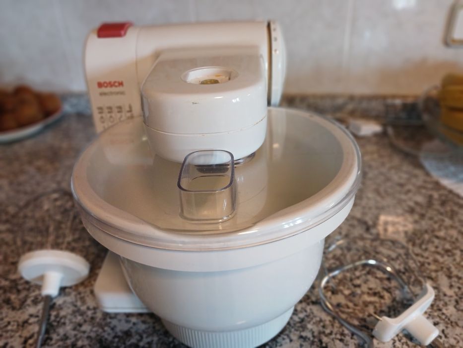 Batedeira Bosch  pouco uso a trabalhar perfeitamente  em muito bom est