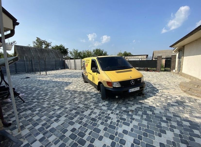 Укладка тротуарної плитки, установка бордюр укладання брукiвки: 180 грн ...