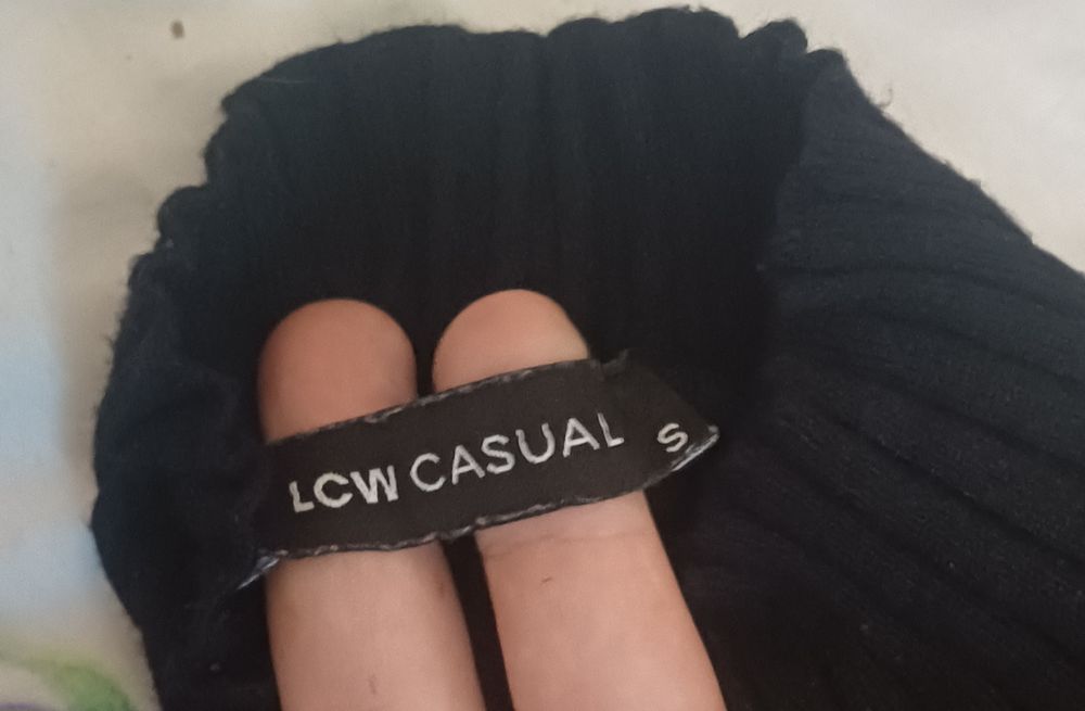 Гольф чорного кольору,