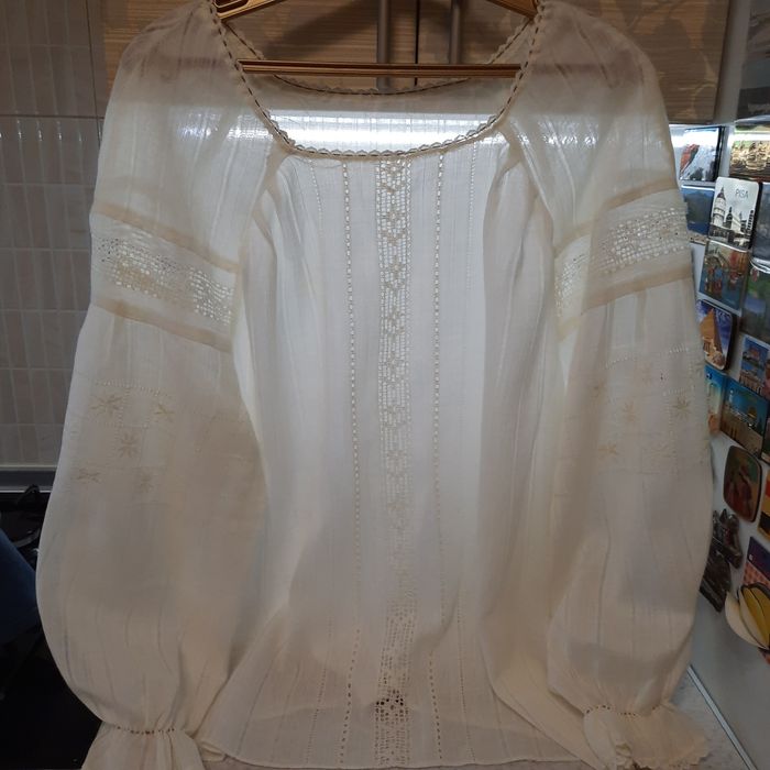 Блузка с мережкой и вышивкой.