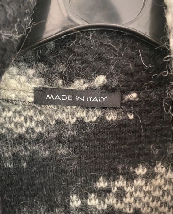 casaco de malha preto e branco