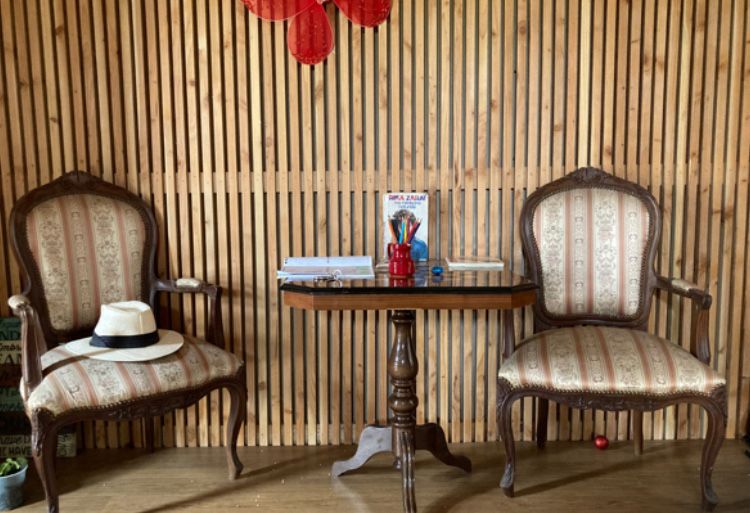 Mesa de damas e cadeiras