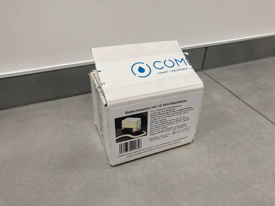 Pojemnik na akumulatory Battery Box z gniazdem 12 V Comet