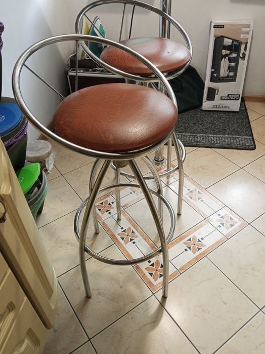 Stolik barowy z krzesłami