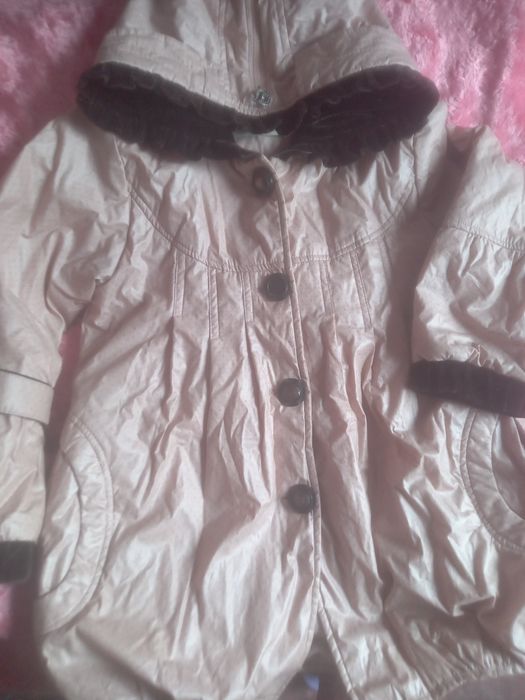 Пальто на девочку отдам