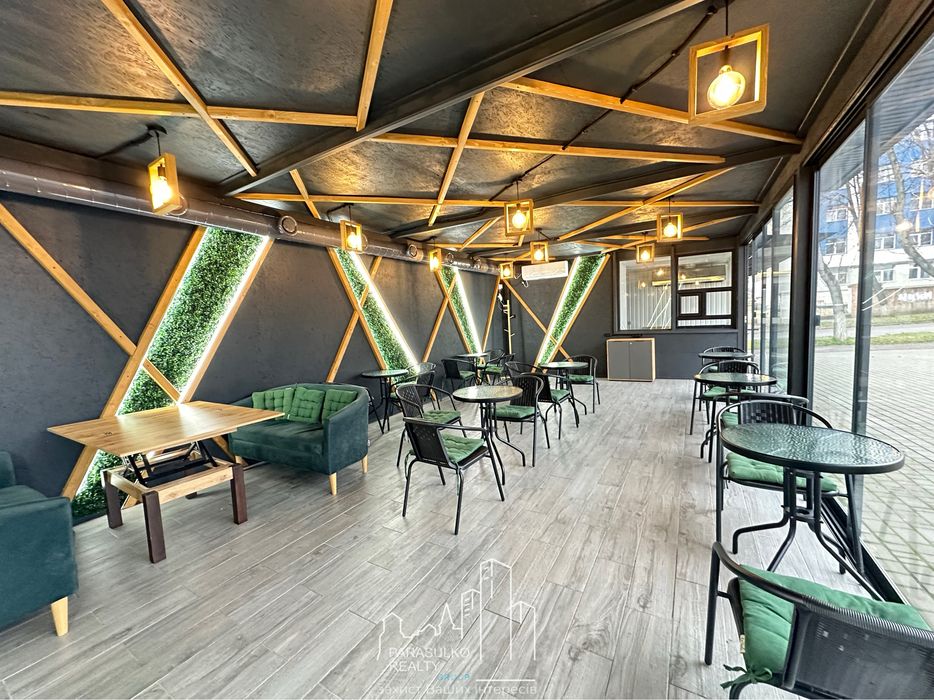 Здам в оренду фасадне приміщення під кафе/фастфуд.