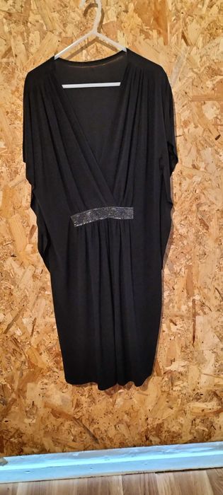 Vestido preto com aplicação na cintura em strass