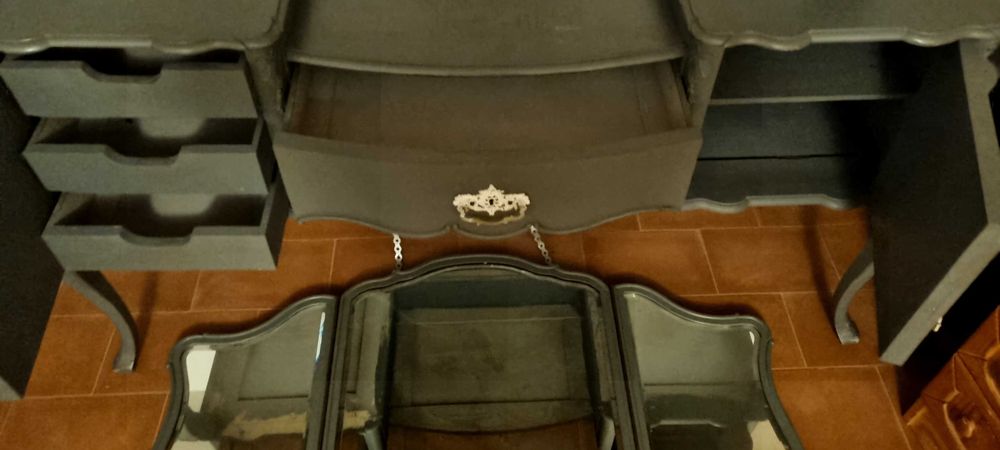 Toucador estilo Queen Anne com 3 espelhos