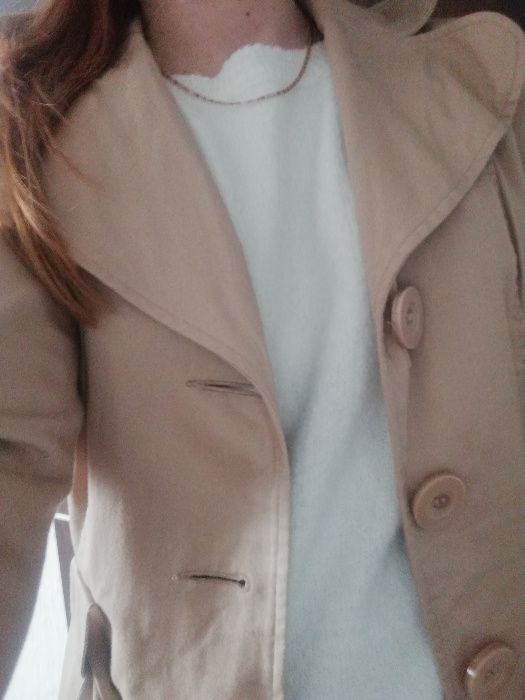 Jasny, beżowy Płaszczyk