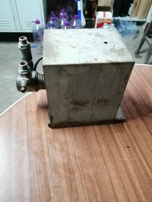 Motor com bomba incorporada para máquina de café.