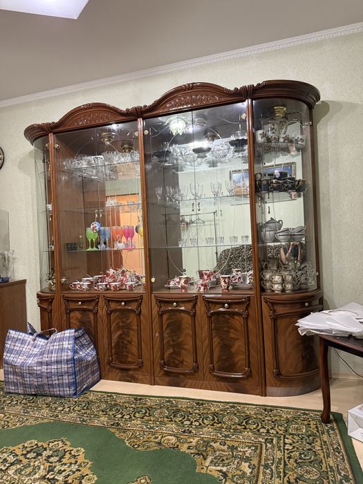 Сервант вітрина