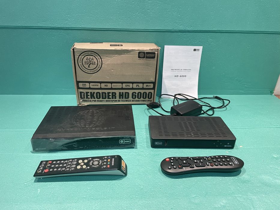 Dwa dekodery satelitarne. Cyfrowy polsat