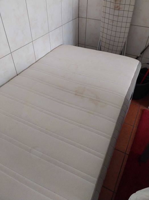 Cama de solteiro Ikea com colchão