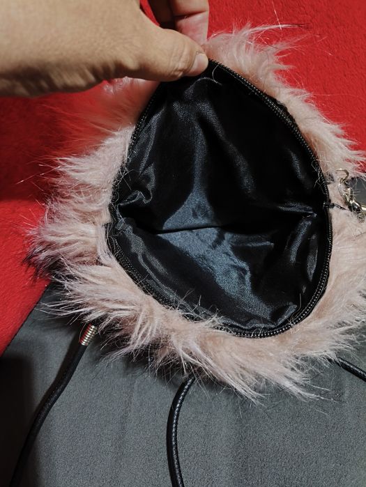 Mała, włochata torebka