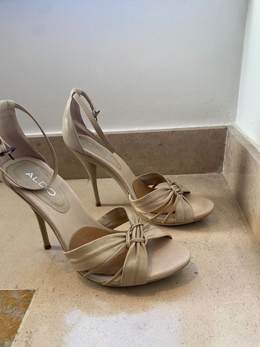 Sandálias novas de salto alto lindas e elegantes