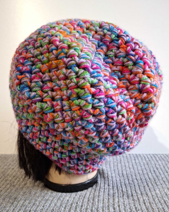 Kolorowa szydełkowa czapka smerfetka