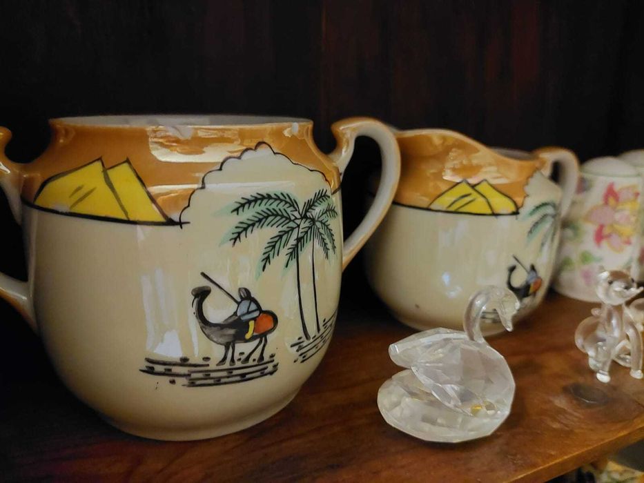 Vitrine antiga em madeira com loiça decorativa – móvel inferior oferta