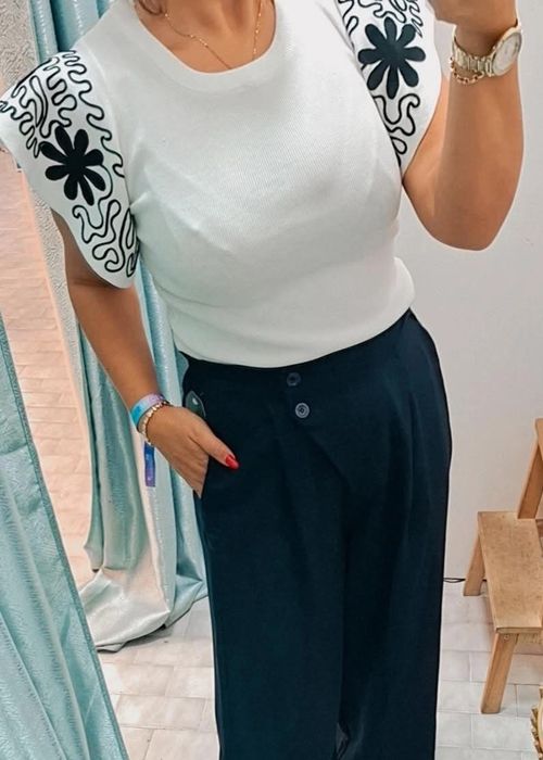Camisola em malha preta com mangas abalonadas bordadas a branco. TU
