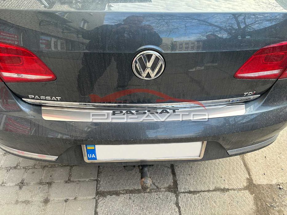 VW Passat B6 Седан / Passat B7 Європа  накладка на задній бампер хром