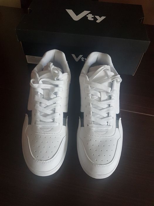 Sprzedam buty  białe sneakery