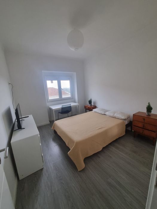 Cama com colchão+ 1 criado mudo