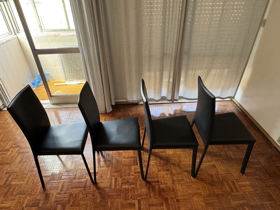 Conjunto mesa e cadeiras de jantar