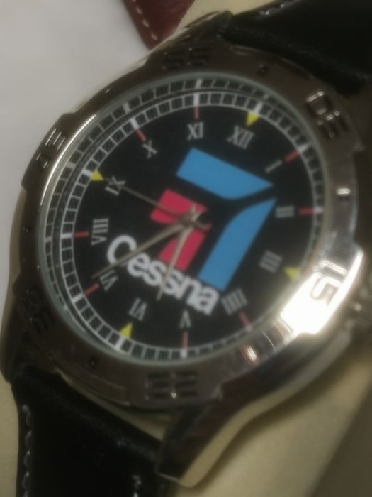 Relógio alusão ao avião Cessna com pulseira couro como novo sem caixa