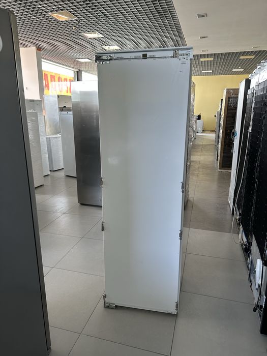Холодильник встраиваемий/під забудову у меблі від Miele fd44