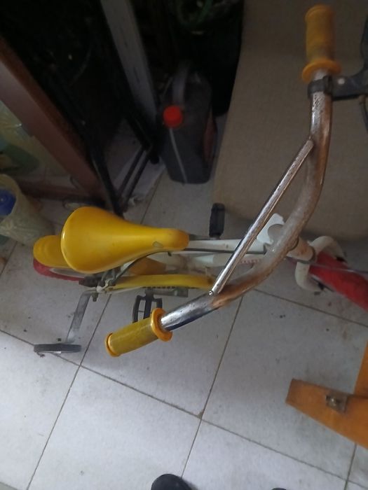 Bicicleta de crianca pequena