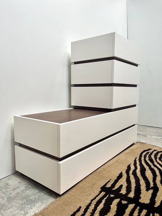 Quarto lacado branco mate e nogueira