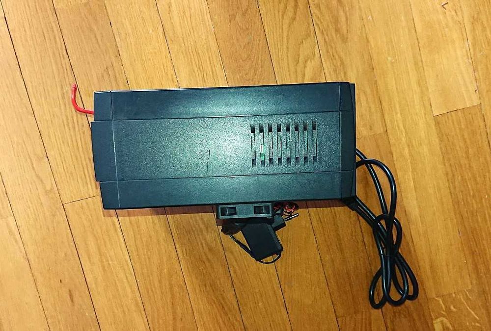 Инвертор 400 ватт APC Back-UPS 650VA RS