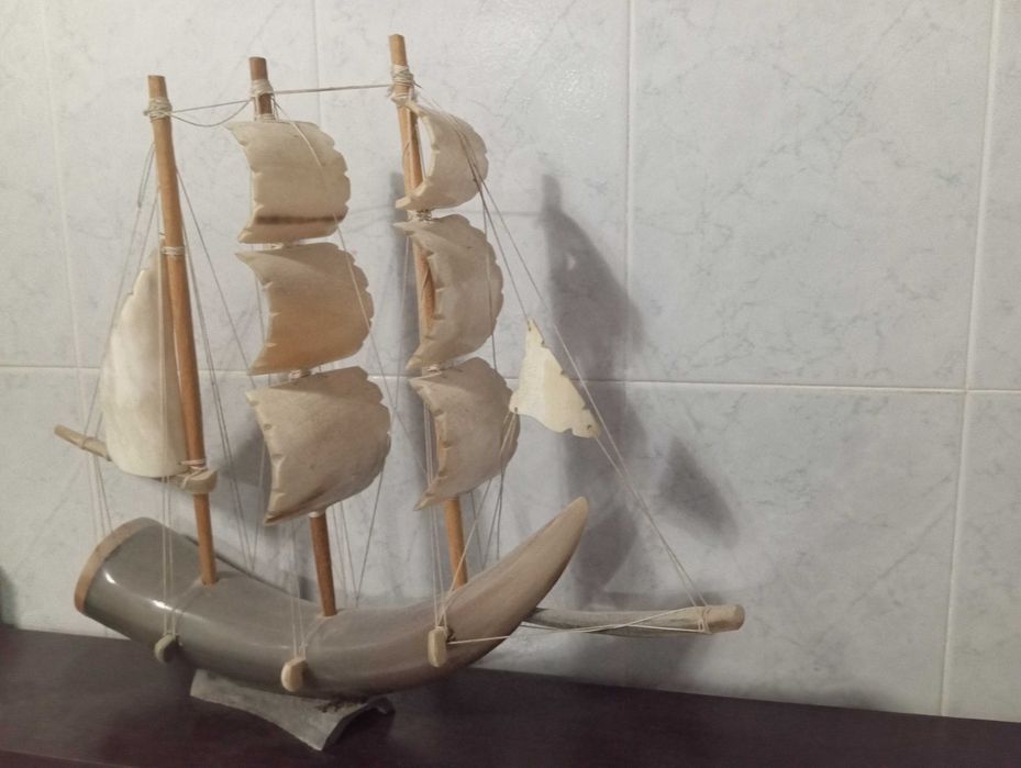 Barco em chifre / corno ( artigo artesanal )