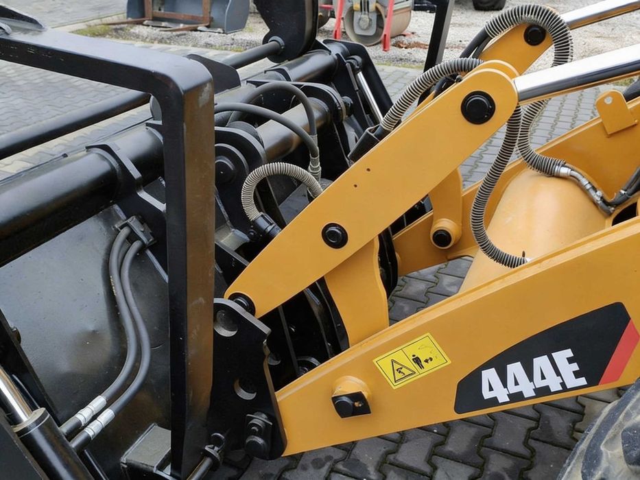 Екскаватор-навантажувач Caterpillar 444E