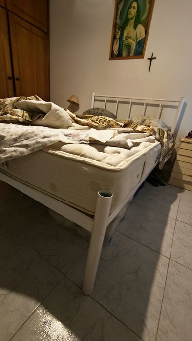 Cama de casal branca