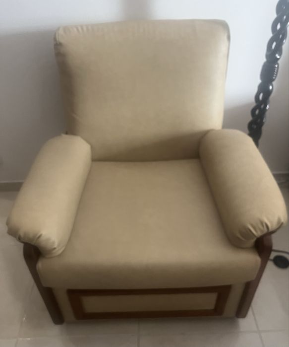 Sofas individuais como novos forrados em pele beje