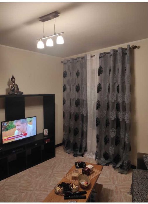 Sofá em bom estado, pode retirar para lavar , almofadas com fecho, e cortinas duplas cinza com oferta da branca do meio, 2 pares