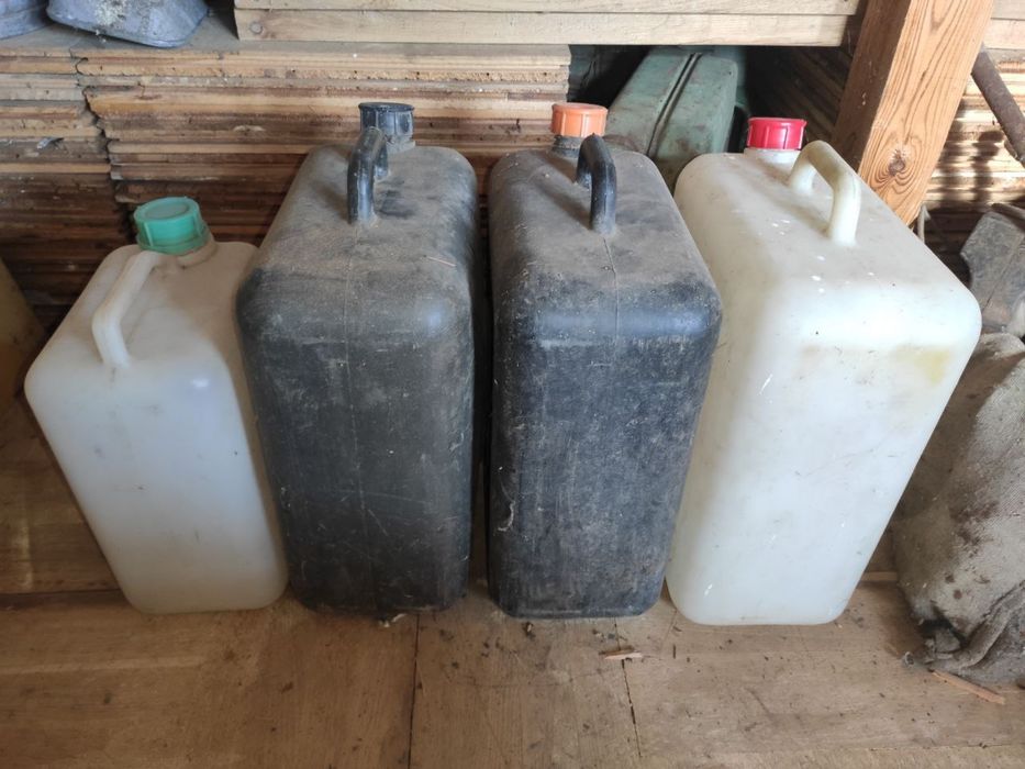 Пластикові каністри різного обʼєму