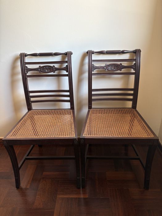 Conjunto de duas cadeiras de madeira