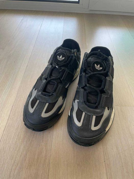 Sapatos de adidas.