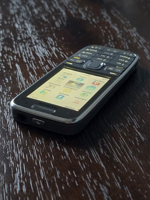 Nokia e52 , stan bdb,  komplet, srebrny, bez simlocka