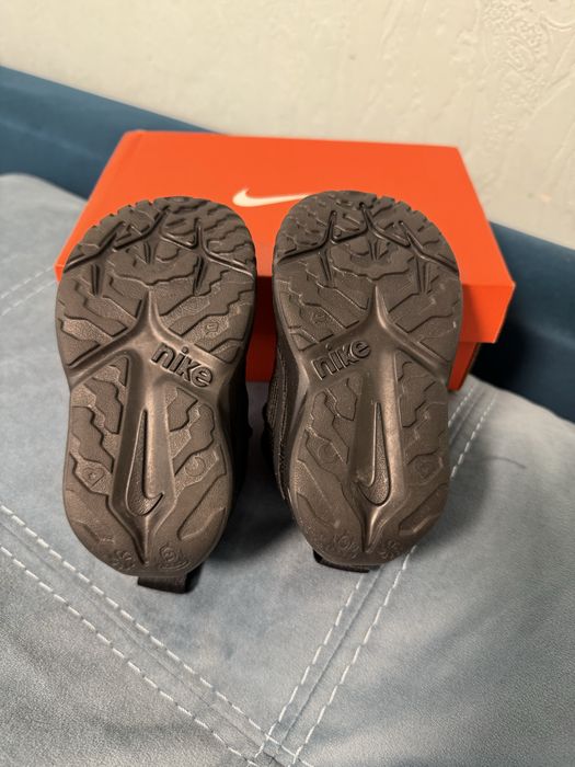 Нові кросівки Nike