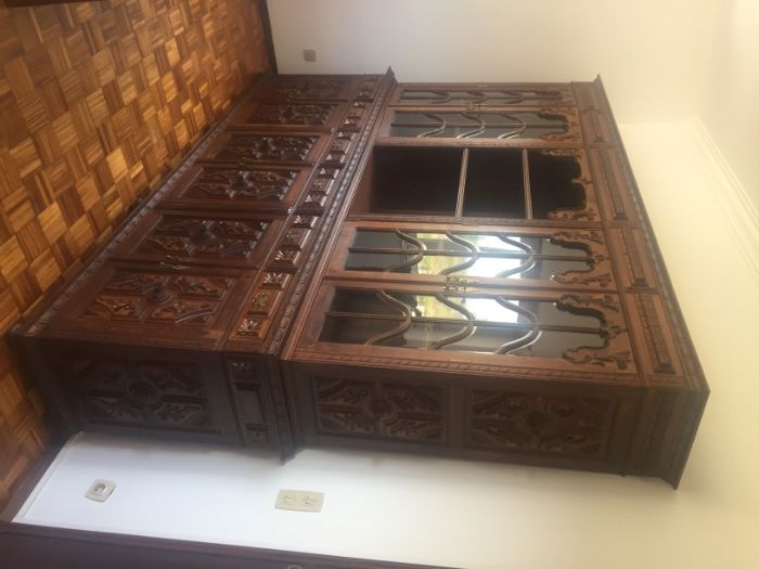 armário / móvel / mesa / cadeiras / antigo (sala jantar antiga)