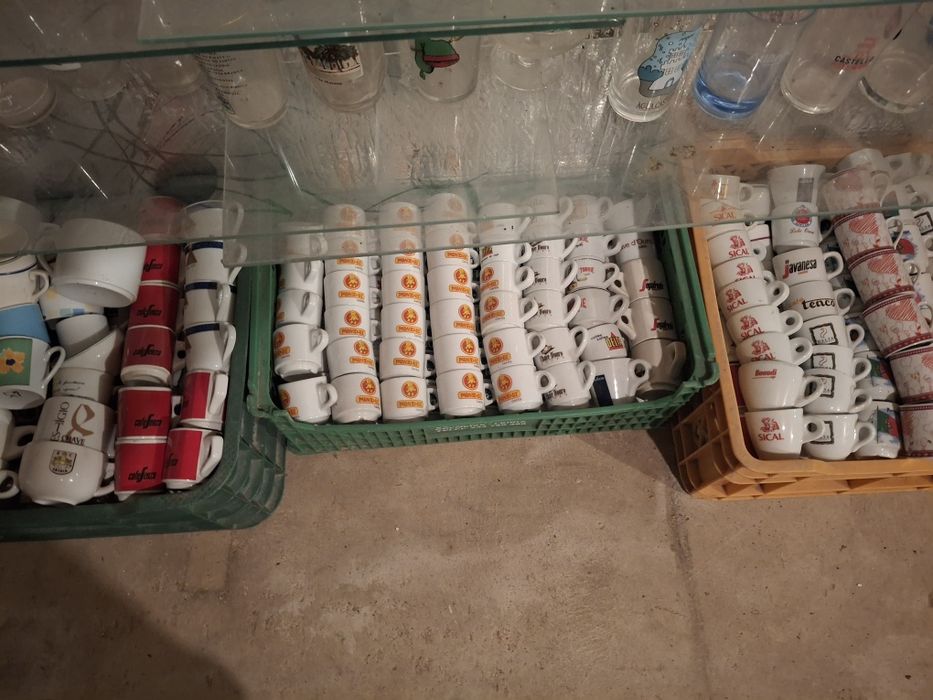 Colecção de chávenas,  caixas fosforos, isqueiros, copos, pins, moedas