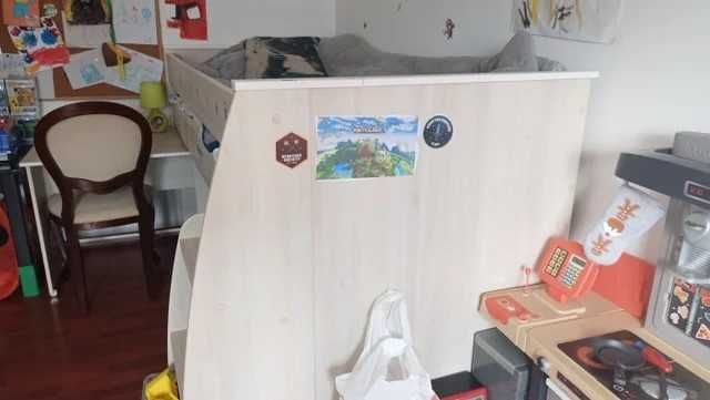 Cama alta com secretária e arrumação - madeira forte