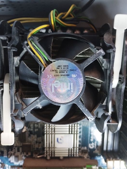 Системный блок ПК, клавиатура, оптическая мышка