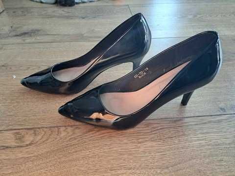 Czarne lakierowane szpilki