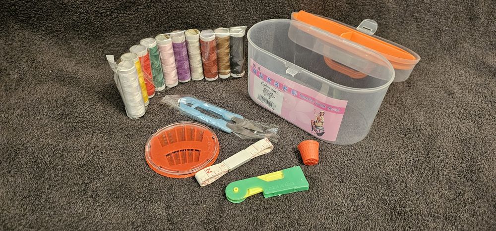 Zestaw krawiecki do szycia podróżny nici 10 szt igły nożyk nawijarka