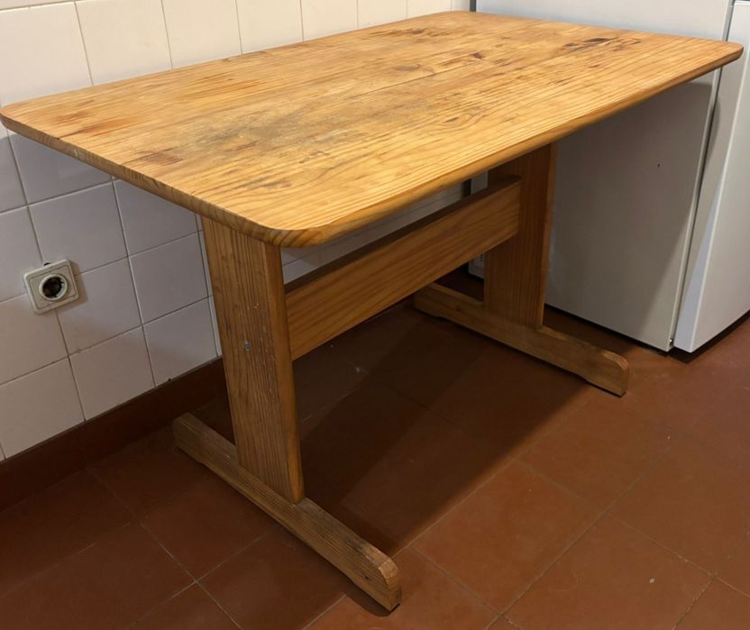 Mesa de madeira maciça o tampo precisa de uma lixadela