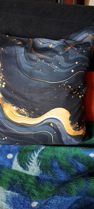 Poduszka czarno złoto brązowa.