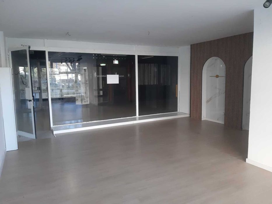 Loja luminosa com ampla montra em Lordelo do Ouro – Campo Alegre